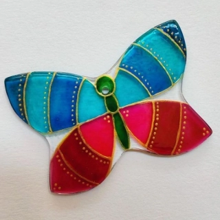 Motýlek k zavěšení do okna - malovaná vitráž (Suncatcher)